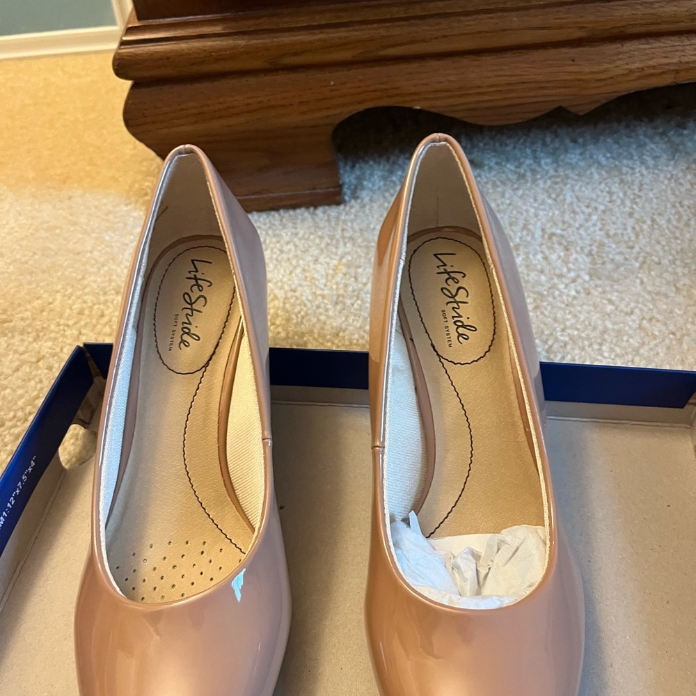 Life Stride Women's Nude Pumps